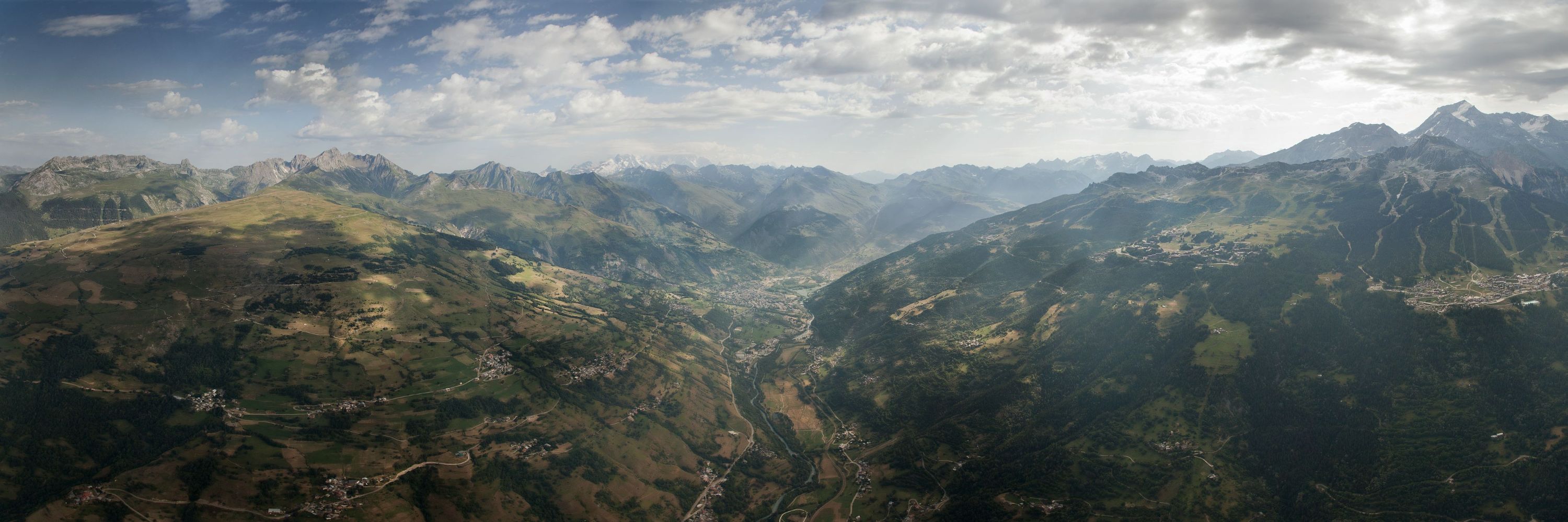 Panorama de la Haute-Tarentaise vue du ciel depuis Landry